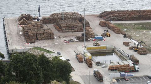 Vista de operaciones con madera en el puerto exterior de Ferrol. 
