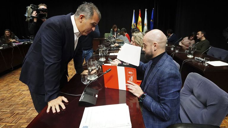 Rafa Domínguez (PP) e Iván Puentes (PSOE) dialogan antes del pleno de presupuestos, el pasado 29 de diciembre