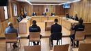 Los dos acusados, escoltados por la policía durante el juicio celebrado este jueves en la Audiencia Provincial de Lugo