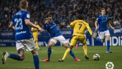 Tejera pugna por un bal�n con Boateng