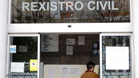 Entrada del Registro Civil en la plaza de Vigo de A Coruña, este lunes por la mañana, con carteles en la puerta que indican que solo se atiende con cita previa.
