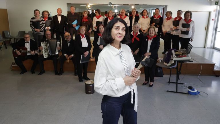 Martu Ramírez, directora de los coros de Monte Alto y Os Mallos: «A un grupo de mayores no puedes exigirle, vienen por amor al arte»