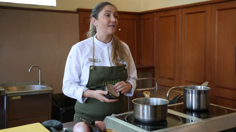 LUCÍA FREITAS. En su restaurante La Tafona, la cocinera compostelana abre su menú con un caldo inspirado en la cocina de escasos recursos, como señal de bienvenida a los peregrinos que finalizan el Camino de Santiago.