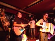 Os dous grupos fundironse ao final do concerto