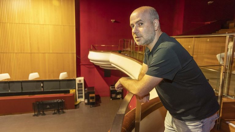 «Es necesario navegar», la singladura literaria que el escritor Javier Peña lleva a escena en Galicia