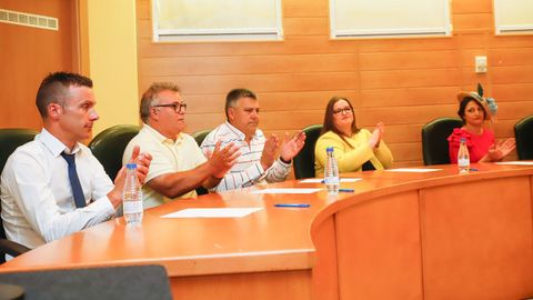 Imagen de los integrantes del gobierno local de Carnota en el pleno de investidura de Juan Manuel Saborido