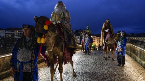 Los Reyes y sus pajes, en el puente Romano de Ourense.