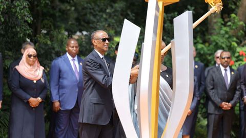 Paul Kagame, presidente de Ruanda, enciende la llama de la esperanza, conmemorativa del genocidio.