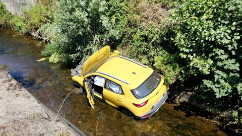 Veh�culo que se precipit� al r�o Cortina.