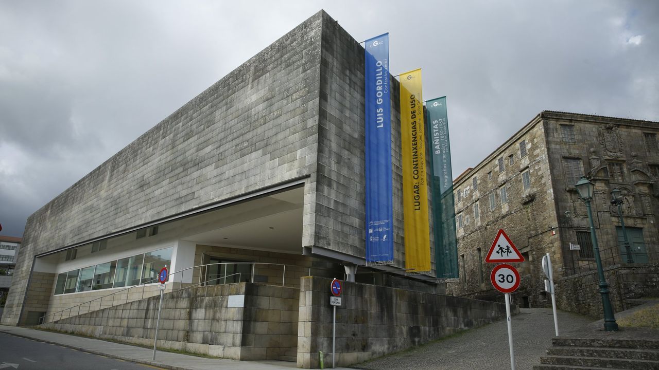 Entrada del CGAC, con el edificio de Bonaval a la derecha
