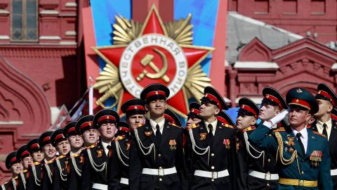 Un pelotón de soldados participa en el tradicional desfile militar del 9 de mayo en la Plaza Roja de Moscú.