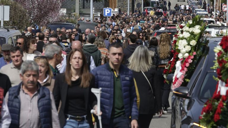 Decenas de personas se acercan para despedirse de los mineros fallecidos en Asturias, en el Polideportivo de Villablino