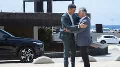 El presidente del Gobierno, Pedro Snchez, recibido por el presidente canario ngel Vctor Torres a su llegada al Cabildo de Lanzarote.