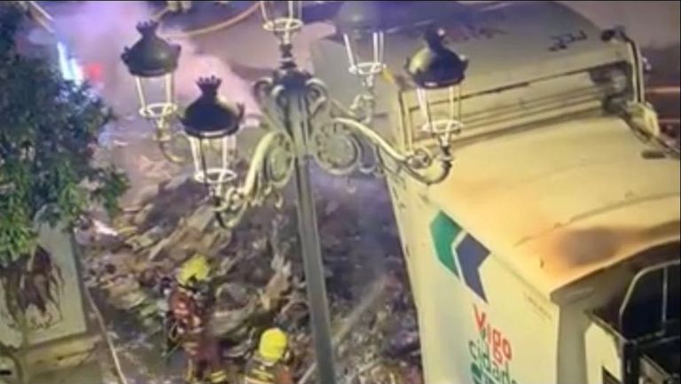 Arde un camión de la basura en Vigo de noche y deja toda su carga de cartones prensados por García Barbón