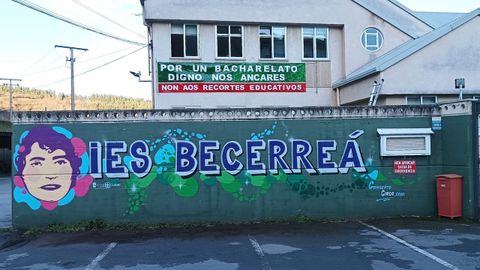 Pancarta colocada permanentemente en el instituto de Becerre como protesta a los recortes en educacin