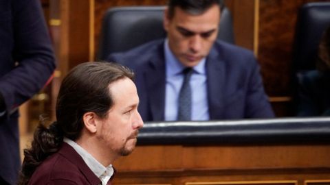 El líder de Unidas Podemos, Pablo Iglesias, pasa por delante de Pedro Sánchez