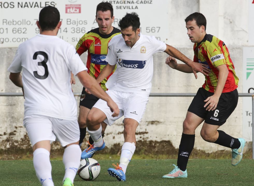 Los laracheses Iv�n y H�ctor presionan a un delantero rival. 