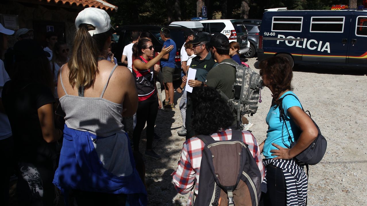 Agentes de la Policía Nacional y de la Guardia Civil con los voluntarios del rastreo