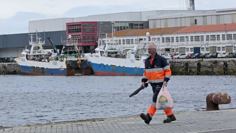 Pesqueros en el puerto de Marín, sede de Opromar, promotora de la bolsa de empleo que gestiona más de mil aspirantes a embarcar