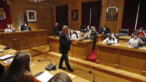 El vicepresidente de la Diputacin de Ourense, Rosendo Fernndez, recibi al alumnado del IES Carlos Casares, de Viana do Bolo, que celebraron un pleno juvenil sobre la violencia de gnero. 