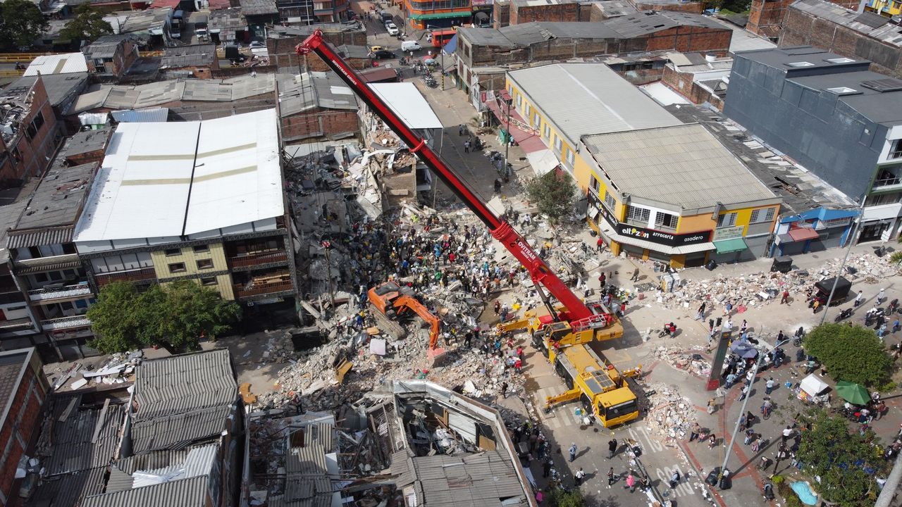 Fotograf�a a�rea que muestra rescatistas en labores de b�squeda este martes en el lugar donde se derrumb� un edificio de cuatro pisos tras el terremoto.