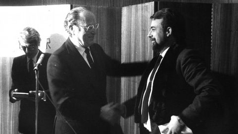 Fernandez Albor entrega a Alfredo Conde Cid el premio Blanco Amor de Novela en 1984