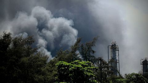 Fotografa del humo causado por el incendio en una refinera hoy, en Ro de Janeiro (Brasil).
