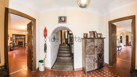 Vestibulo de la casa en San Cucao (Llanera) que vende la familia Franco por cinco millones de euros