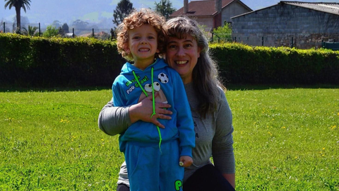 Txaru Prendes, junto a su hijo Luis cuando era peque�o