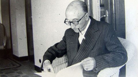 Wenceslao Fernndez Flrez, leyendo y fumando en Villa Florentina