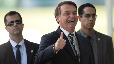 El presidente de Brasil, Jair Bolsonaro, saliendo del Palacio do Alvorada en Brasilia