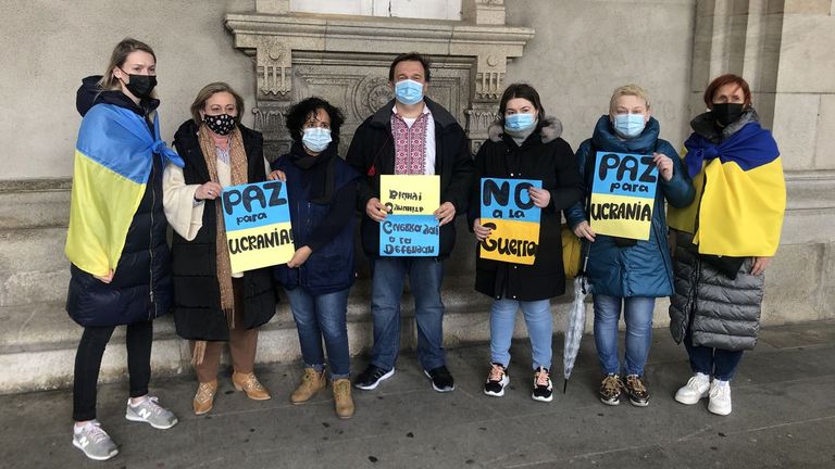 Ucranianos residentes en A Coruña junto a Conchi Rey, del Banco de Alimentos Rías Altas