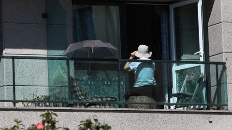 Una mujer en un balcón en Santiago