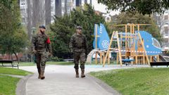 Soldados de la Unidad Militar de Emergencia patrullan un parque de Gijn, durante el estado de alarma por la pandemia en 2020
