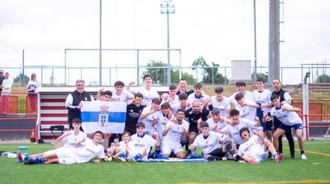 Los jugadores del cadete A celebran el t�tulo liguero conseguido en Mareo