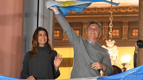 El presidente argentino, Mauricio Macri, y su esposa saludan desde la Casa Rosada a sus simpatizantes