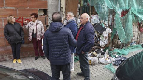 Vecinos de Sánchez Calviño destacan el estrecho paso que tienen para circular a causa de la basura.