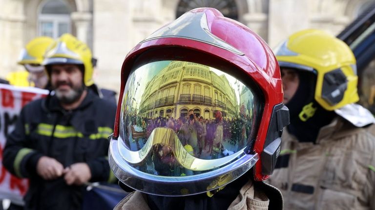 Un bombero, durante una manifestación en Lugo el octubre del año pasado