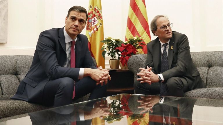 El presidente del Gobierno, Pedro Sánchez, y el de la Generalitat, Quim Torra, durante su encuentro el pasado diciembre en el palacio de Pedralbes, en Barcelona.