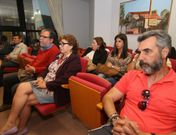 Directivas de Mulleres en Accin, con camiseta morada, junto a la jueza Paz Filgueira antes de la conferencia que ofreci en el centro social boirense. 