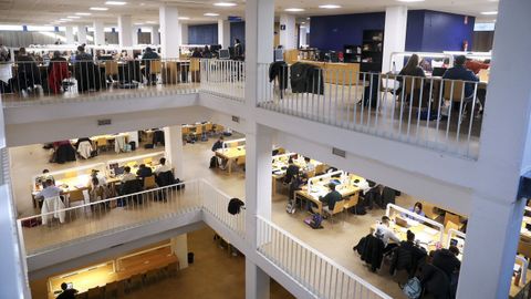 Las tres plantas negativas de la biblioteca, dedicadas a los puestos de estudio.