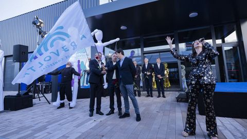 Los promotores, con los representantes de la Xunta y la cantante Andrea Pousa