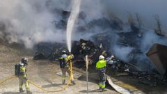 Bomberos de Gijón y del Servicio de Emergencias (SEPA) trabajan en la extinción de un incendio de grandes dimensiones que se ha declarado en torno a las 12:27 horas en la planta de fracción resto del Consorcio de Gestión de Residuos Sólidos (COGERSA) en Serín (Gijón) 