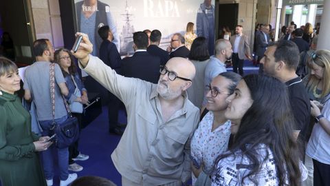 Javier Cámara haciéndose una foto con fans durante la presentación.
