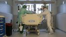 En la imagen, la uci del HULA, en la que trabajan ms de un centenar de sanitarios