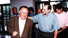 Julio Anguita y Xesús Alonso Montero, antes de un mitin en 1999