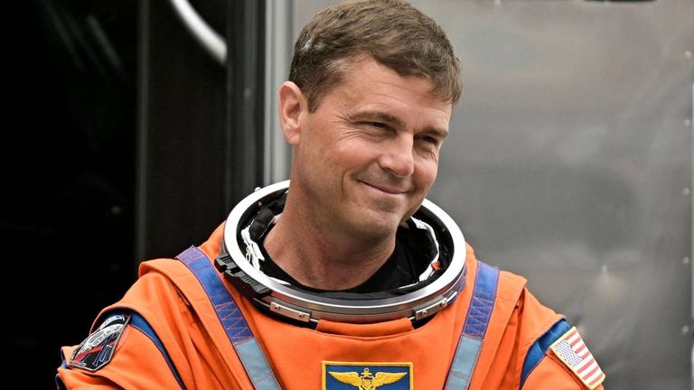 Los astronautas del Artemis 2 bautizan un cráter lunar con el nombre de Carroll, la mujer fallecida de su comandante, Reid Wiseman