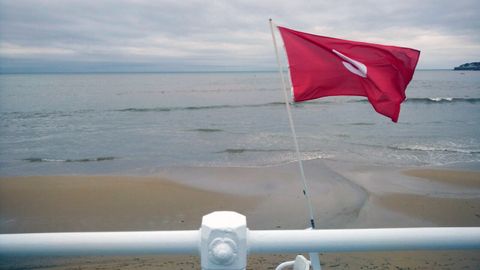 Prohibido el ba�o en la playa de San Lorenzo, en Gij�n