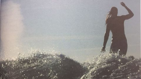 Imagen del libro Libres en el mar, que incluye fotografas tomadas por Jess Busto en playas de la comarca, as como en Salinas, Fuerteventura y Biarritz