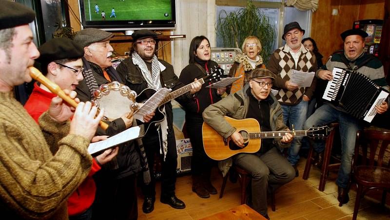 Fuertes heladas por las bajas temperaturas.El burelista Julio Cay�n intenta robarle el bal�n a Coello, del Alfoz.